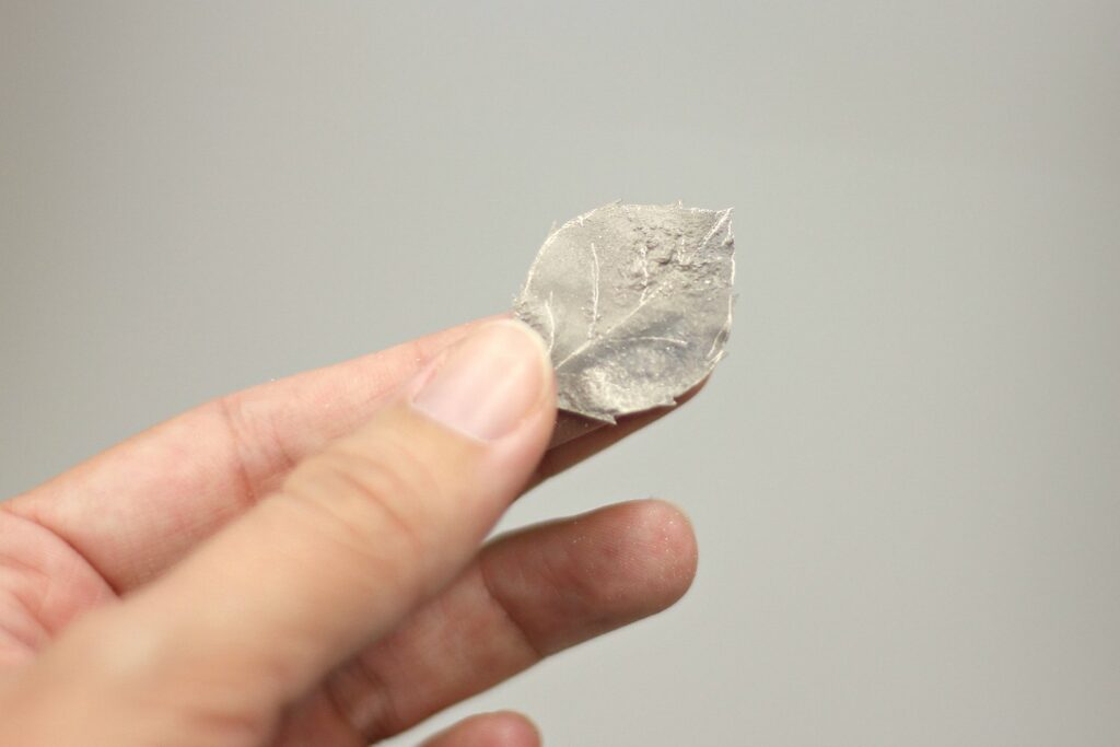 Bague Feuille réticulée - les étapes de sa fabrication pas à pas sont à retrouver sur www.apprendre-la-bijouterie.com !