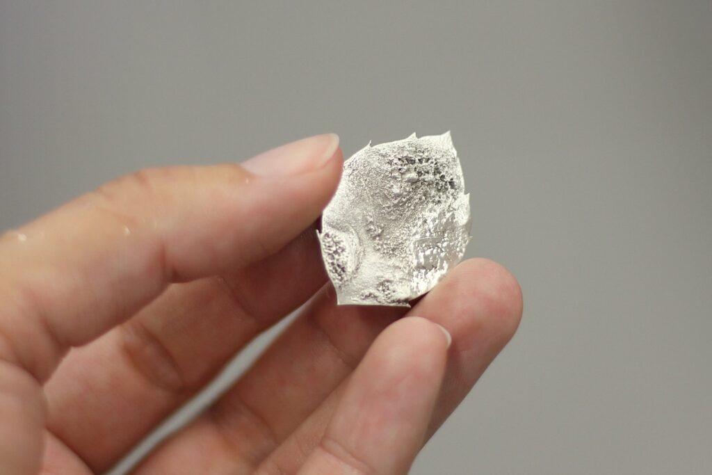 Bague Feuille réticulée - les étapes de sa fabrication pas à pas sont à retrouver sur www.apprendre-la-bijouterie.com !