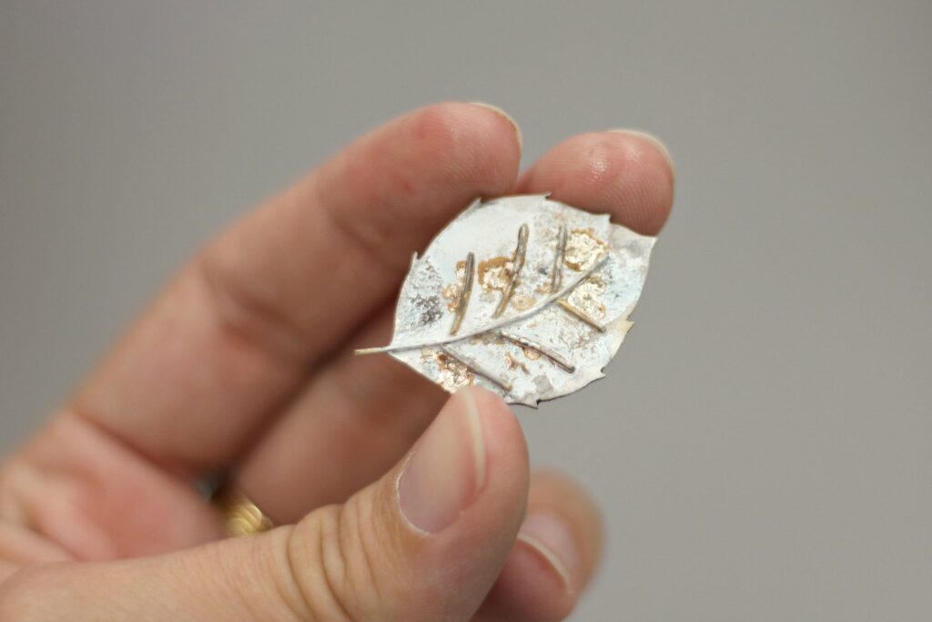 Bague Feuille réticulée - les étapes de sa fabrication pas à pas sont à retrouver sur www.apprendre-la-bijouterie.com !