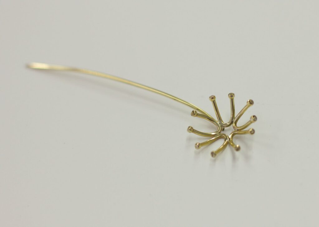 Broche Pissenlit - les étapes de sa création sont à retrouver sur www.apprendre-la-bijouterie.com