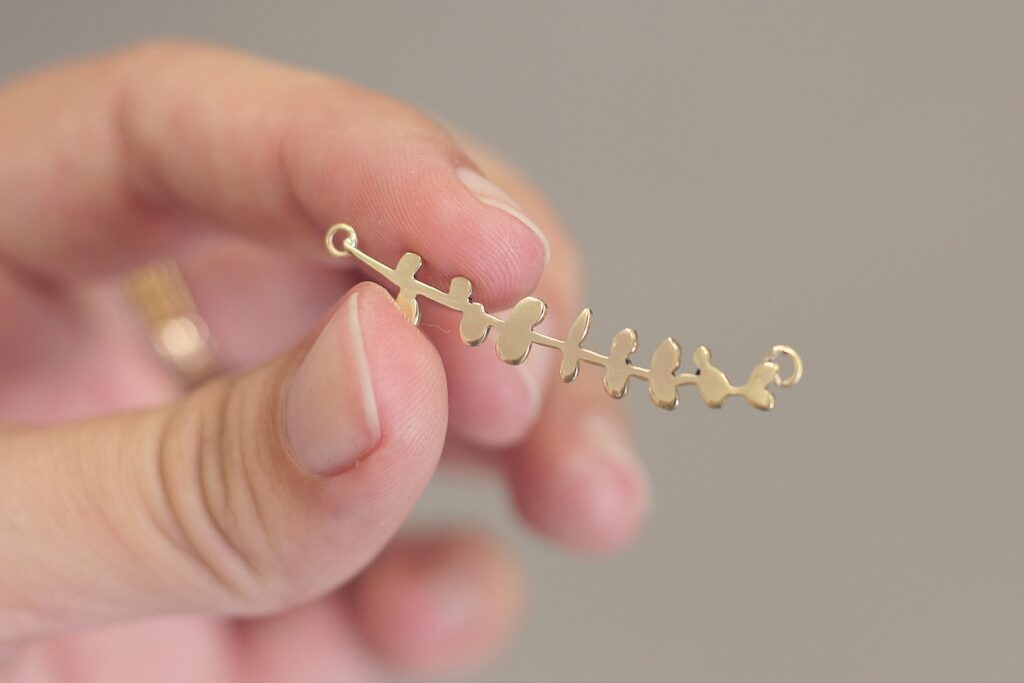 Collier Eucalyptus - Retrouvez les étapes de sa fabrication sur www.apprendre-la-bijouterie.com