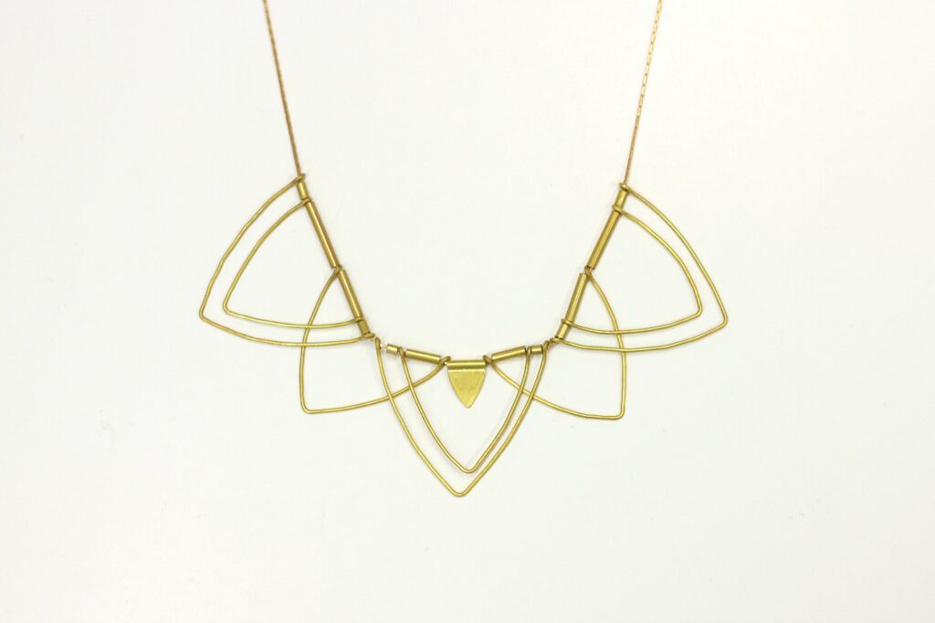 Collier Lotus - Un plastron léger et original dont la fabrication est à retrouver sur www.apprendre-la-bijouterie.com