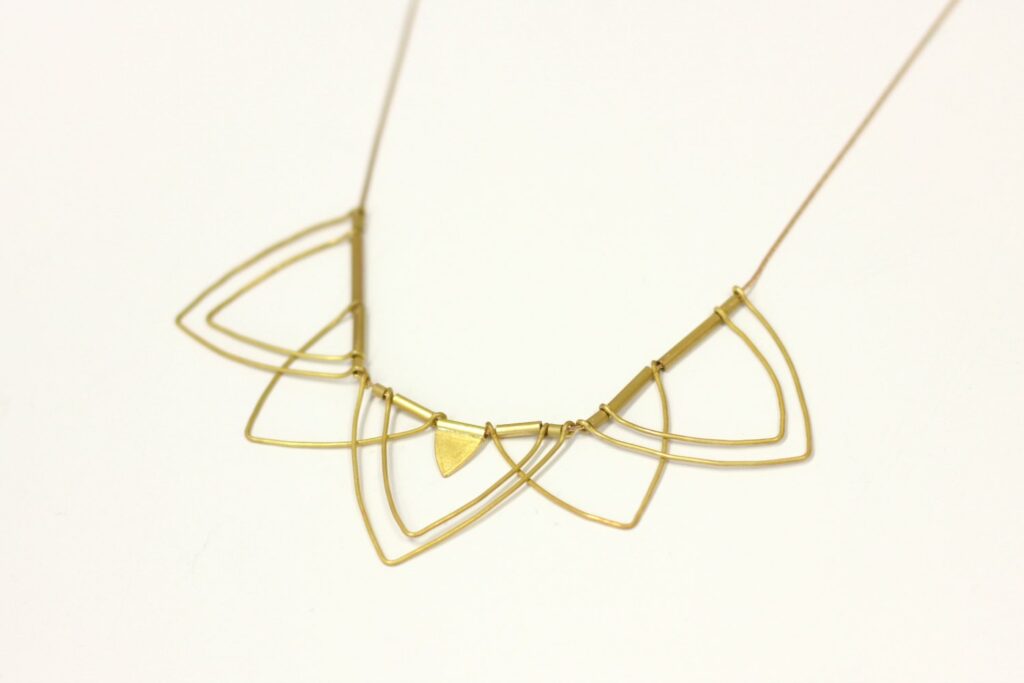 Collier Lotus - Un plastron léger et original dont la fabrication est à retrouver sur www.apprendre-la-bijouterie.com
