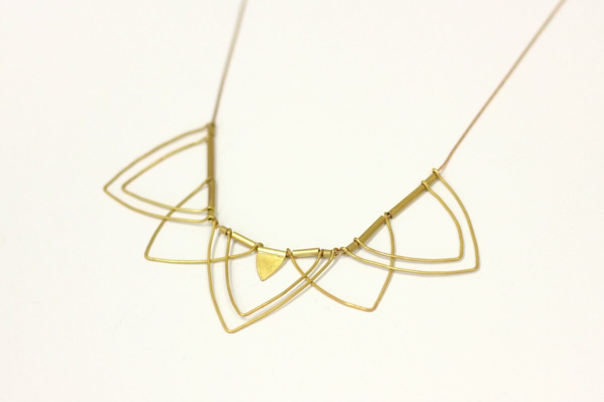 Collier Lotus - Un plastron léger et original dont la fabrication est à retrouver sur www.apprendre-la-bijouterie.com