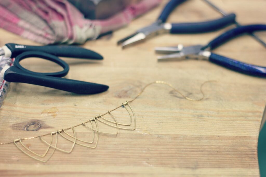 Collier Lotus - Un plastron léger et original dont la fabrication est à retrouver sur www.apprendre-la-bijouterie.com