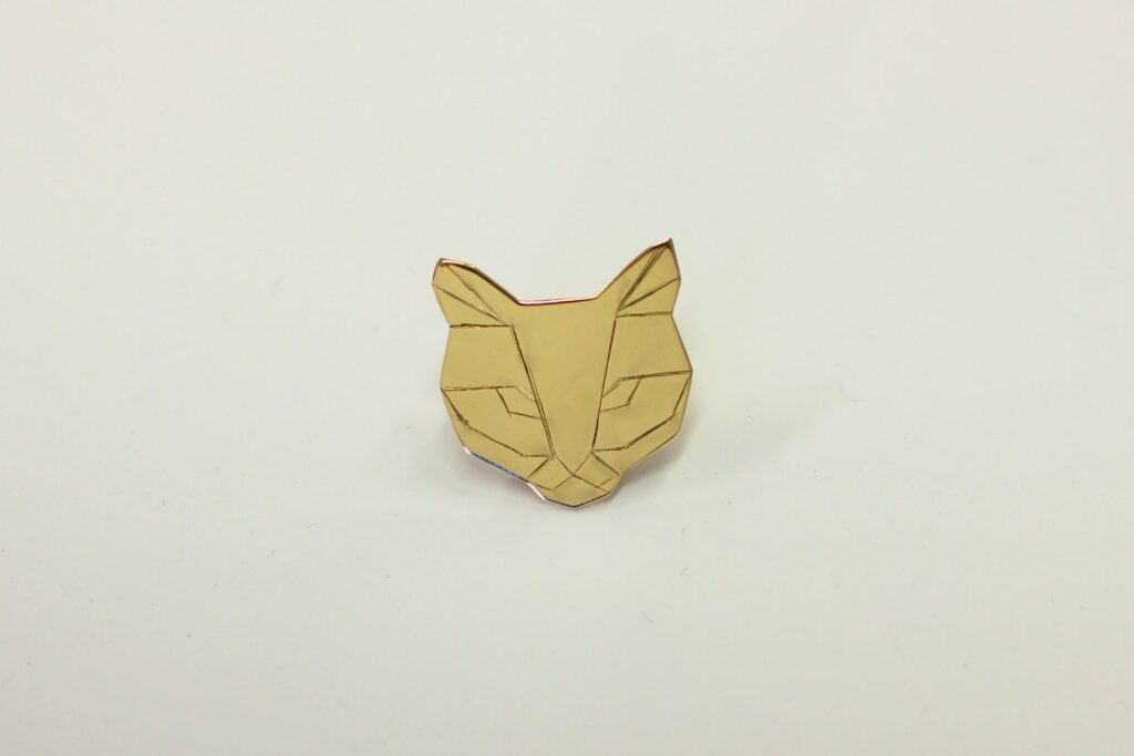 Pin's Chat façon origami - Les étapes de sa fabrication sont à retrouver sur www.apprendre-la-bijouterie.com