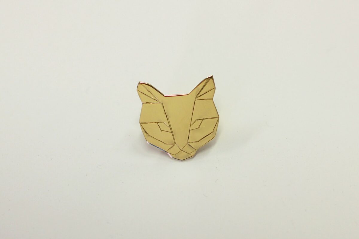 Pin's Chat façon origami - Les étapes de sa fabrication sont à retrouver sur www.apprendre-la-bijouterie.com