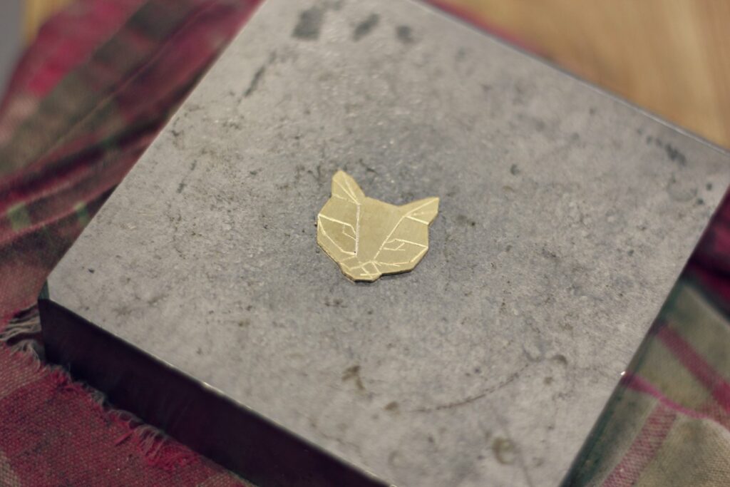 Pin's Chat façon origami - Les étapes de sa fabrication sont à retrouver sur www.apprendre-la-bijouterie.com