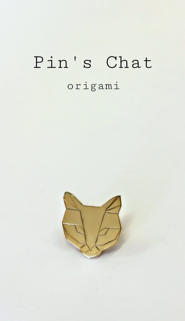 Pin's Chat façon origami - Les étapes de sa fabrication sont à retrouver sur www.apprendre-la-bijouterie.com