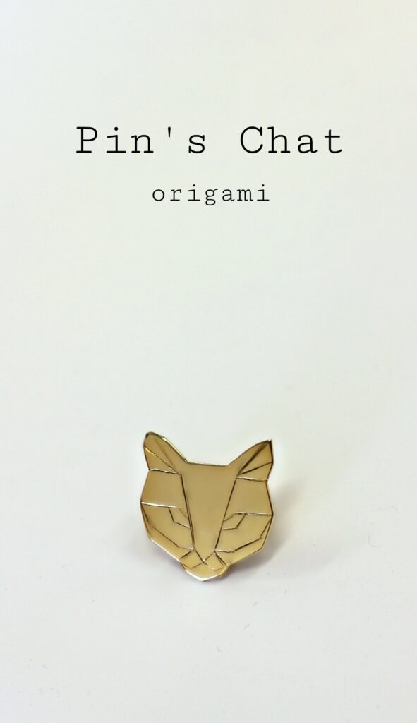 Pin's Chat façon origami - Les étapes de sa fabrication sont à retrouver sur www.apprendre-la-bijouterie.com