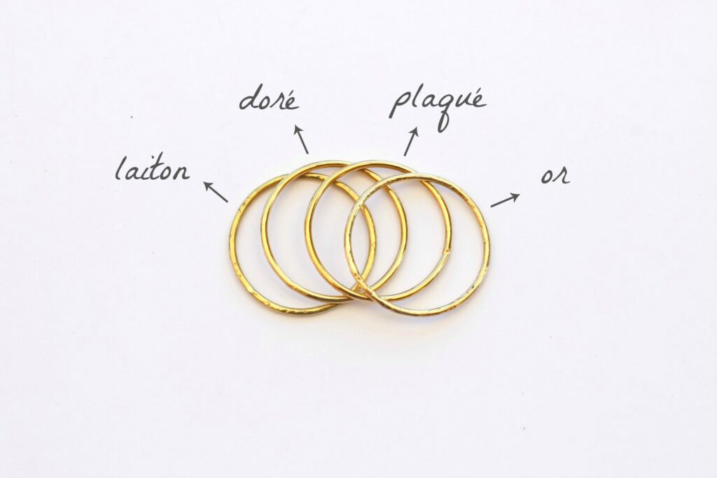 Crash test : 4 anneaux en laiton, doré, plaqué et or, en test réel pendant 1 an ! A retrouver sur www.apprendre-la-bijouterie.com