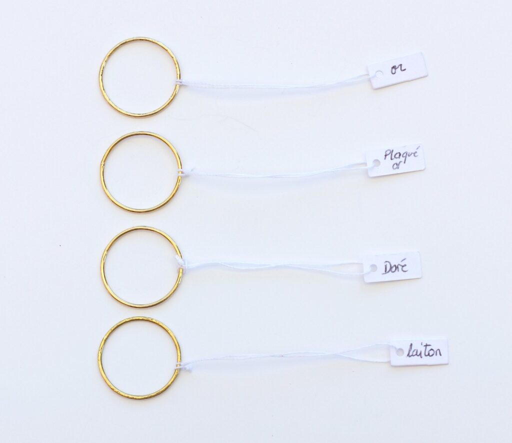 Crash test : 4 anneaux en laiton, doré, plaqué et or, en test réel pendant 1 an ! A retrouver sur www.apprendre-la-bijouterie.com