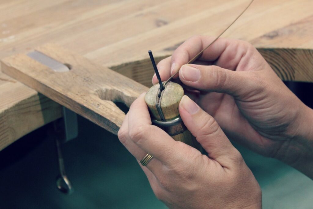 DIY - Fabriquer ses anneaux avec la technique de la cannetille - Techniques et astuces à retrouver sur www.apprendre-la-bijouterie.com
