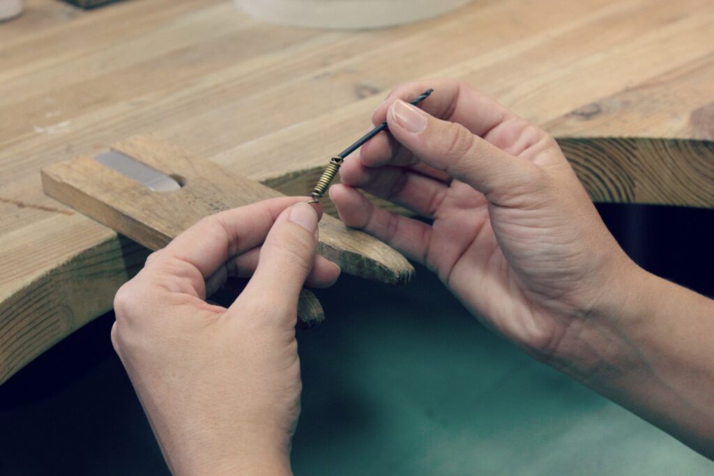 DIY - Fabriquer ses anneaux avec la technique de la cannetille - Techniques et astuces à retrouver sur www.apprendre-la-bijouterie.com