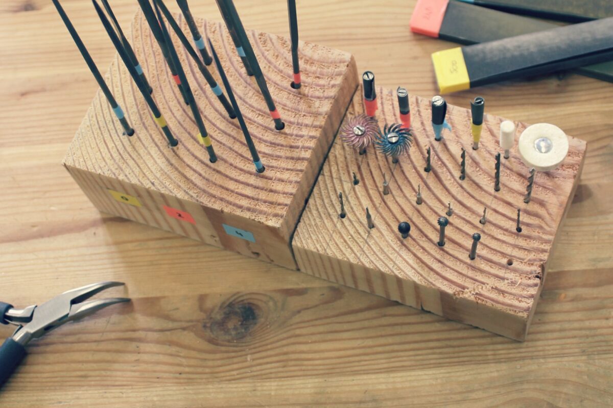 DIY Porte-Outils- Un rangements astucieux pour ranger vos limes, forêts et fraises de bijoutier, à découvrir sur www.apprendre-la-bijouterie.com