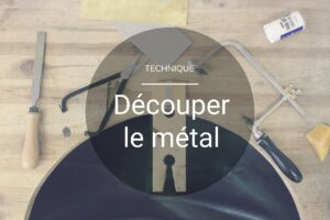 Technique de base de la bijouterie : découper le métal au bocfil ou à la cisaille. Article complet à retrouver sur www.apprendre-la-bijouterie.com
