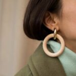 Comment porter des bijoux oversize, xxl ou statement ? L'accesoirisation par excellence - www.apprendre-la-bijouterie.fr