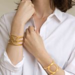 Comment porter des bijoux oversize, xxl ou statement ? L'accesoirisation par excellence - www.apprendre-la-bijouterie.fr