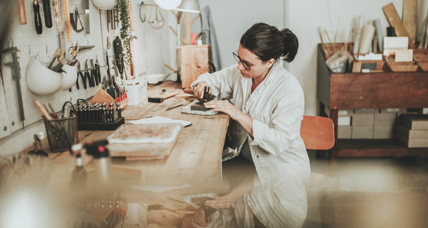 Se former à la bijouterie - vaut-il mieux les bancs de l'école ou l'apprentissage en autodidacte ? Education vs Experience