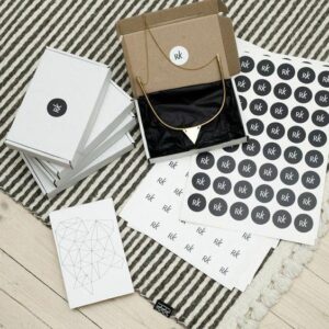 Les stickers sont un bon moyen de créer un packaging de bijoux visuellement attrayant.