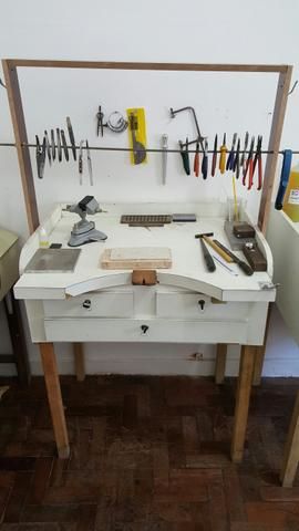 Un établi fabriqué à partir d'un simple bureau en bois