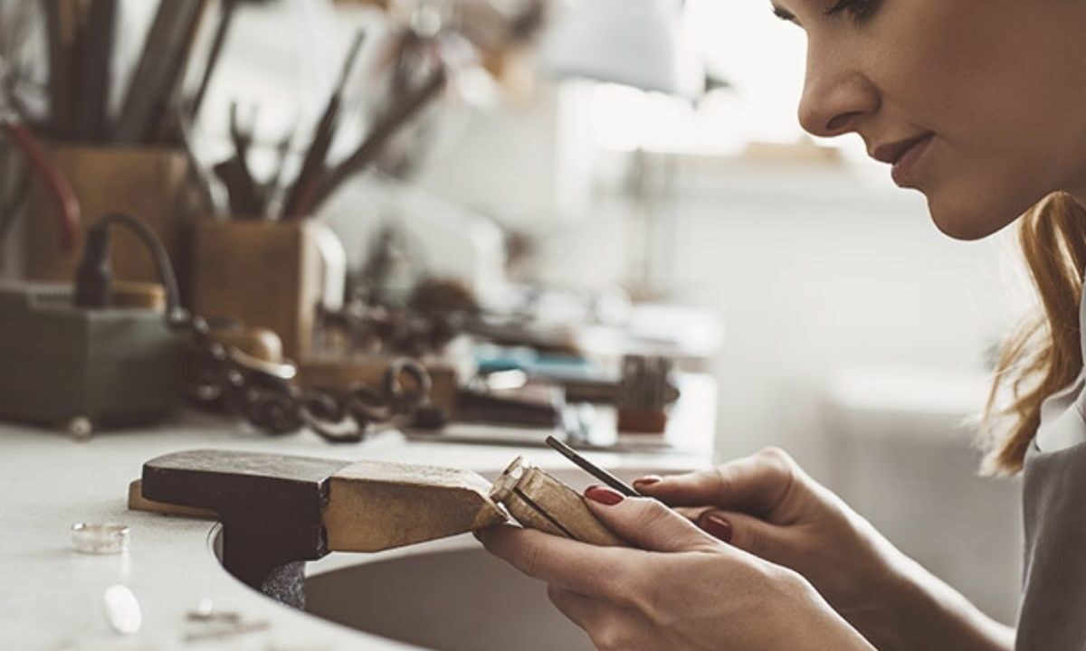 Sauter le pas : changer de métier et devenir créatrice de bijoux.