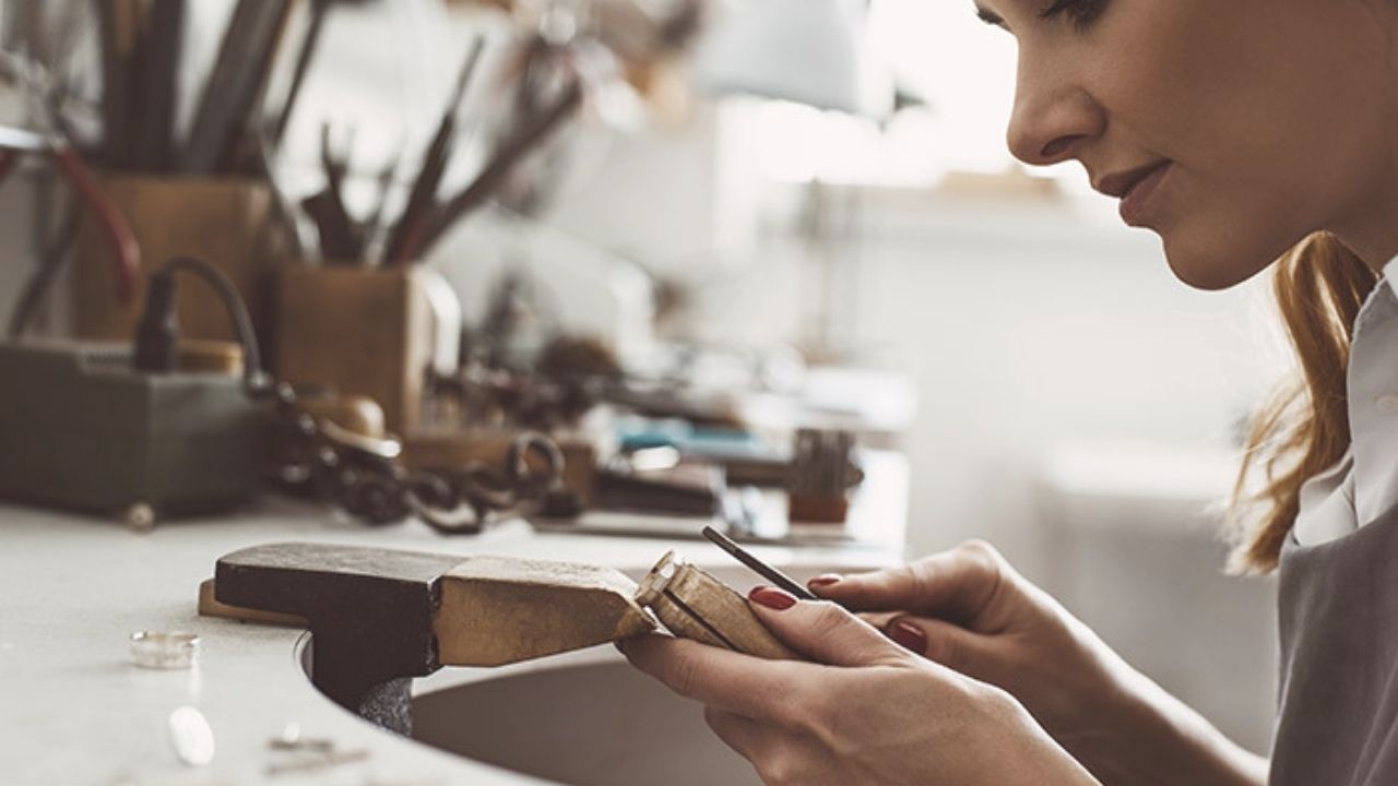 Sauter le pas : changer de métier et devenir créatrice de bijoux.