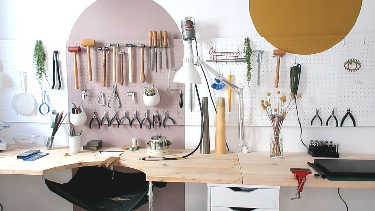 DIY : comment poser et organiser un panneau d'atelier  Organisation d' outillage, Rangement outils, Organisation d'ateliers